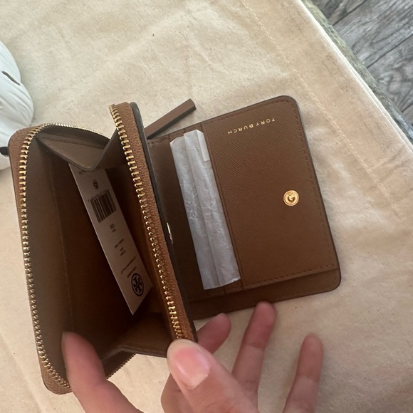 New Tory Burch Emerson leather zip around wallet - Picture 7 of 12